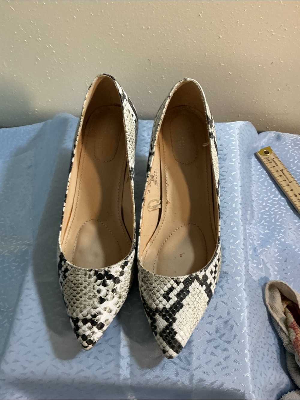 Jaclyn Smith Black & White Snake-Print Pointed-Toe Pumps